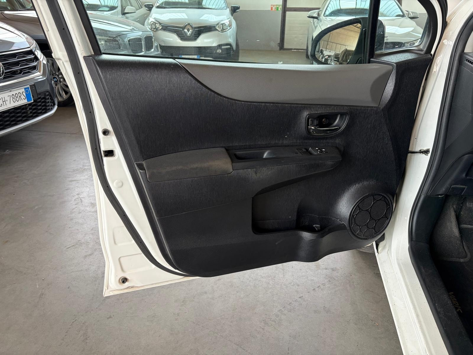 Toyota Yaris Yaris 1.3 5 porte Lounge usata a Cuneo - immagine 9