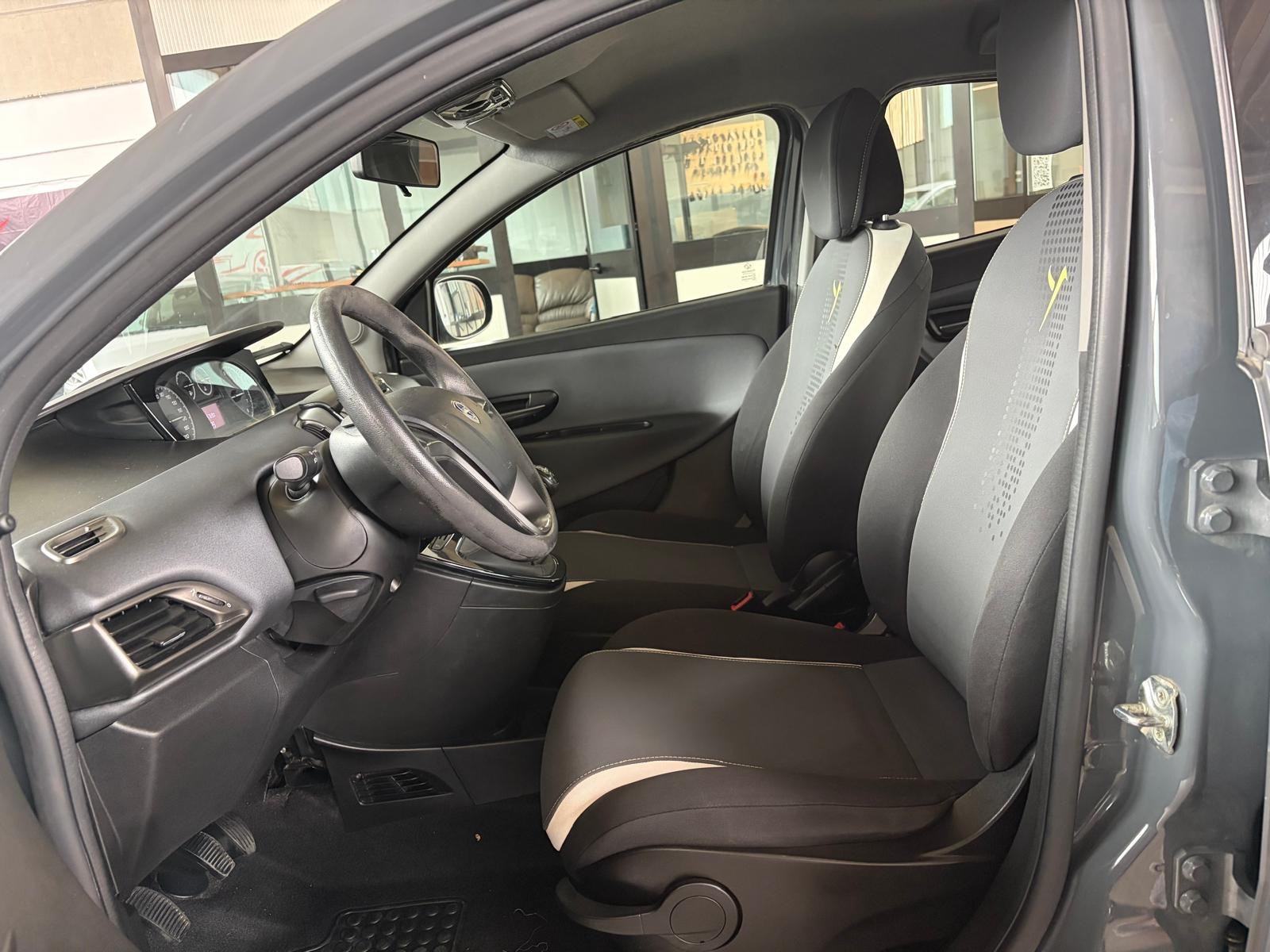 Lancia Ypsilon Ypsilon 1.2 69 CV 5 porte… usata a Cuneo - immagine 10