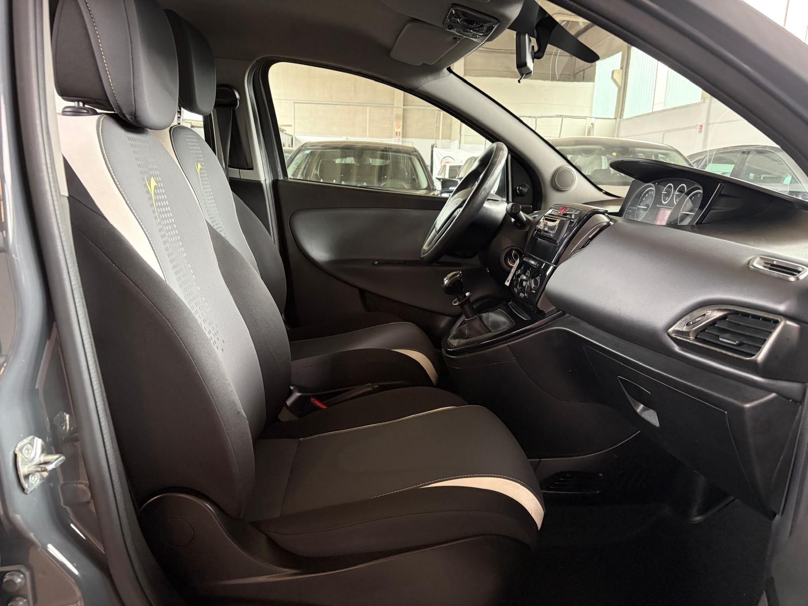 Lancia Ypsilon Ypsilon 1.2 69 CV 5 porte… usata a Cuneo - immagine 16