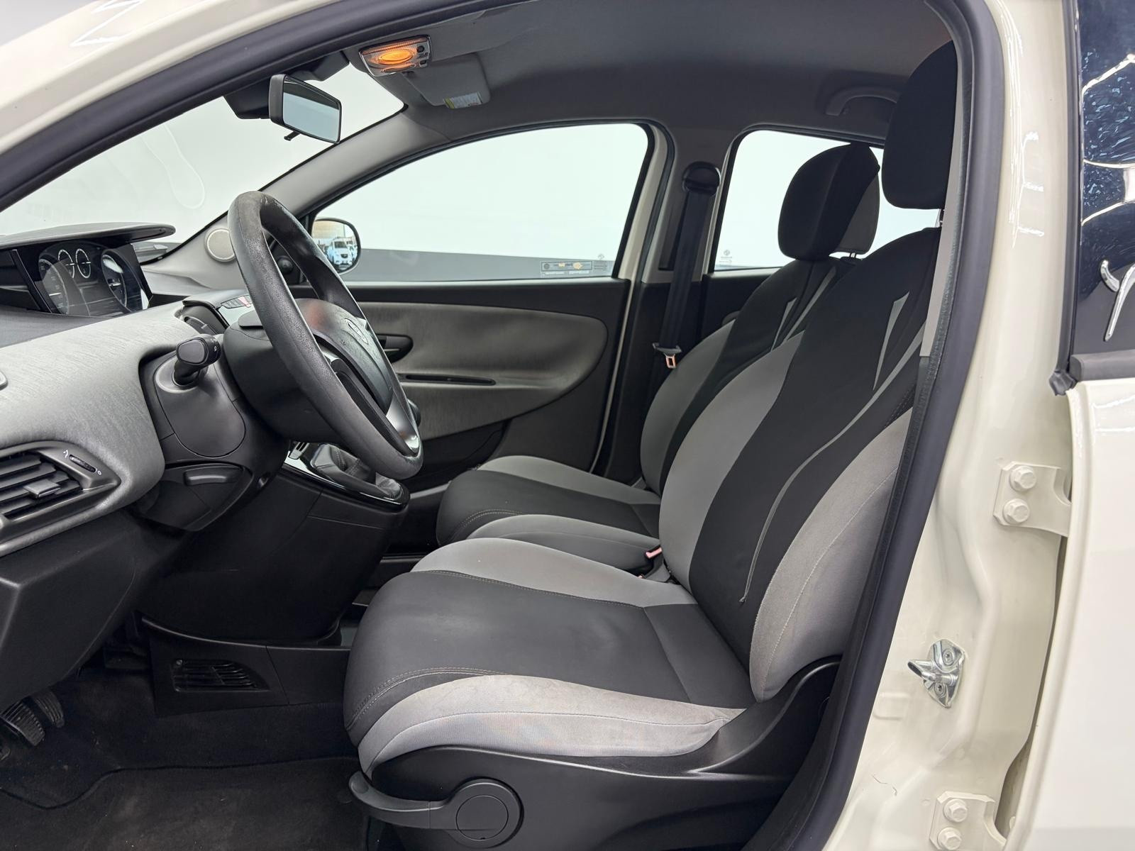 Lancia Ypsilon Ypsilon 1.2 69 CV 5 porte… usata a Cuneo - immagine 10