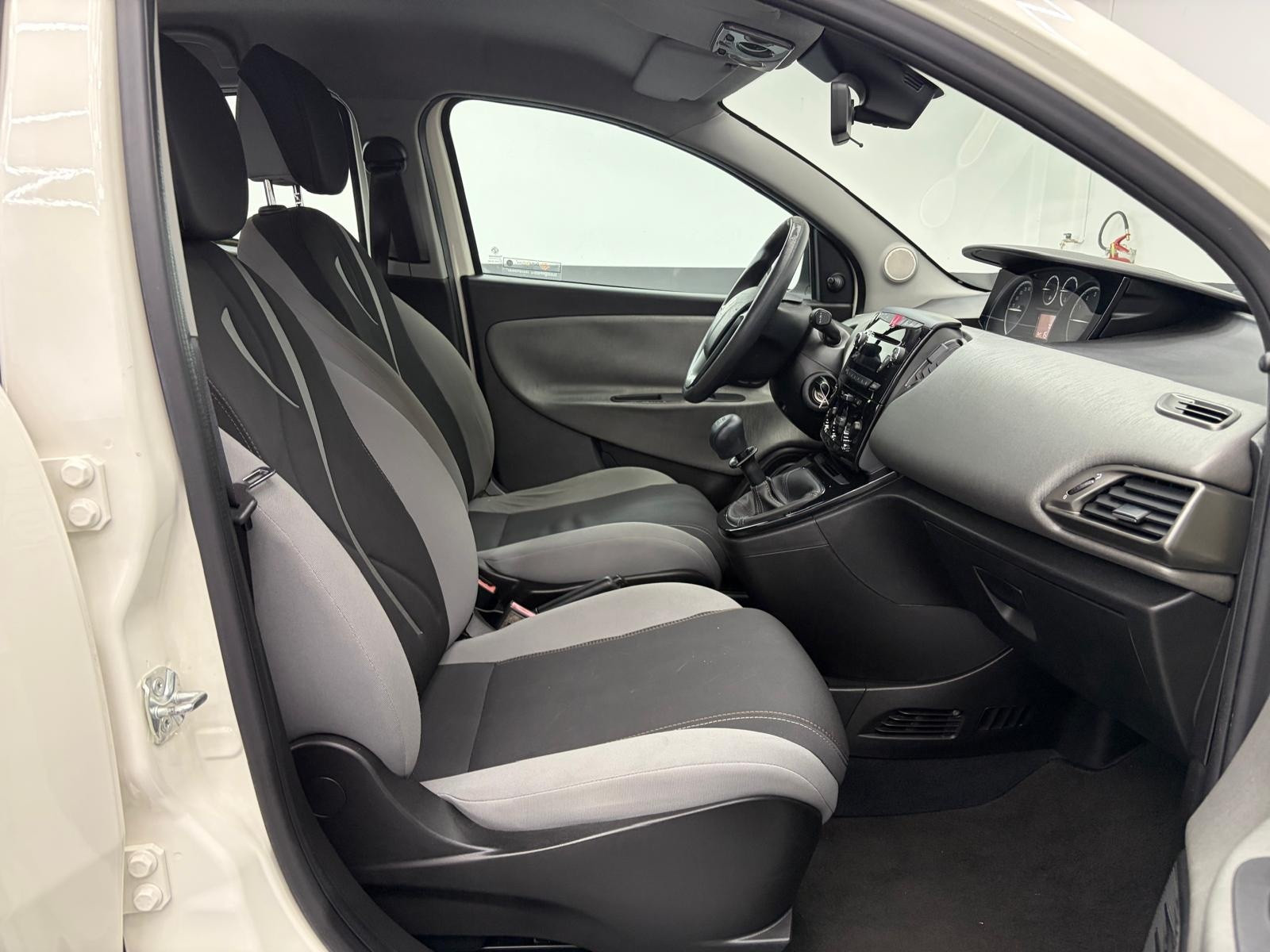 Lancia Ypsilon Ypsilon 1.2 69 CV 5 porte… usata a Cuneo - immagine 15