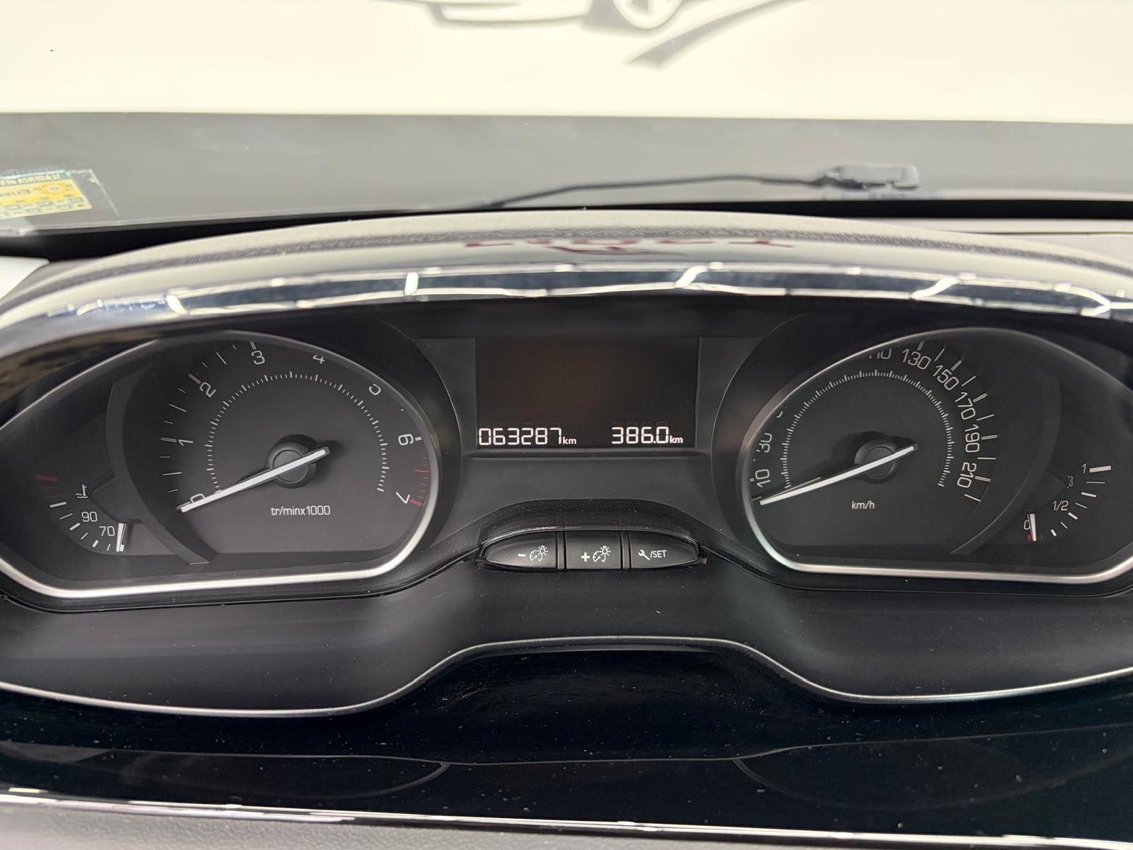 Peugeot 208 PureTech 82 5 porte Allure usata a Cuneo - immagine 16