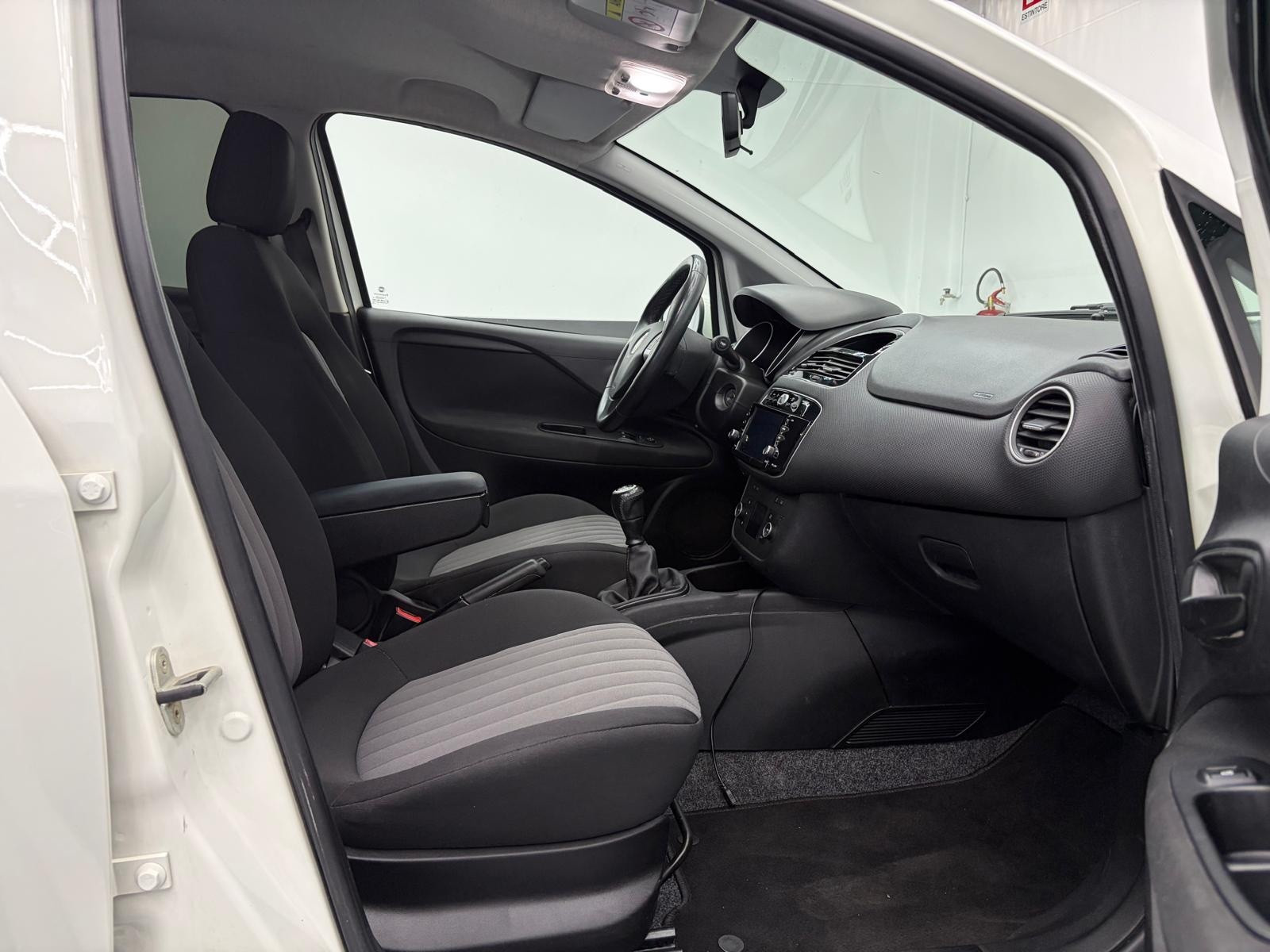 Fiat Punto PUNTO 1.3 MJT II SES 95 CV 5P… usata a Cuneo - immagine 19